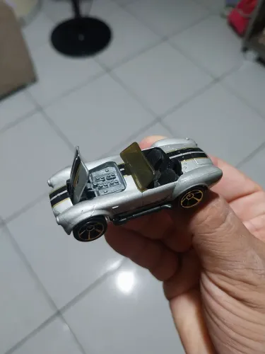 Hot Wheels Shelby Cobra 427 S/C da série Muscle Mania de 2011