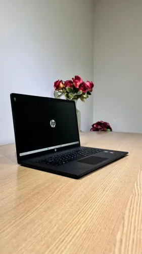 Notebook HP 17 Ryzen 7000 8Gb DDR5 512Gb SSD NVMe Radeon Graphics FHD Antirreflexiva (Gara