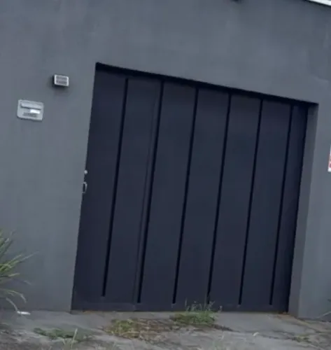 Portão de correr com social embutido para garagem