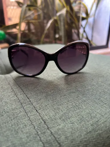 Óculos da marca Guess -com hastes em corrente dourada com logo G