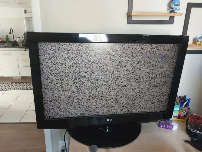 TV LG 37 Polegadas - Funcionando Imagem (Alto-falante com Detalhe)