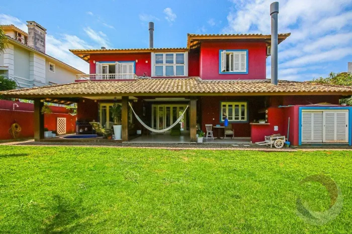 Casa de 378m² com 5 quartos sendo 3 suítes na Lagoa da Conceição