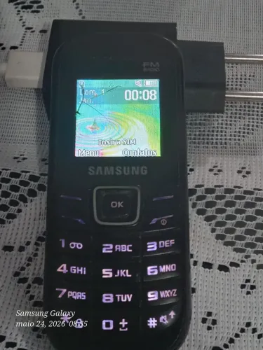 Celular Samsung simples, usado com uma pequena avaria na tela, vai com carregador! 