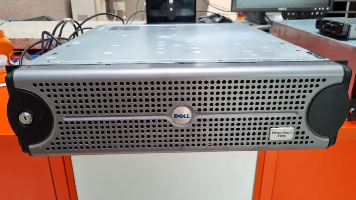 Dell PowerVault 220S (storage) - 14 Baias SCSI - (sem HDs)