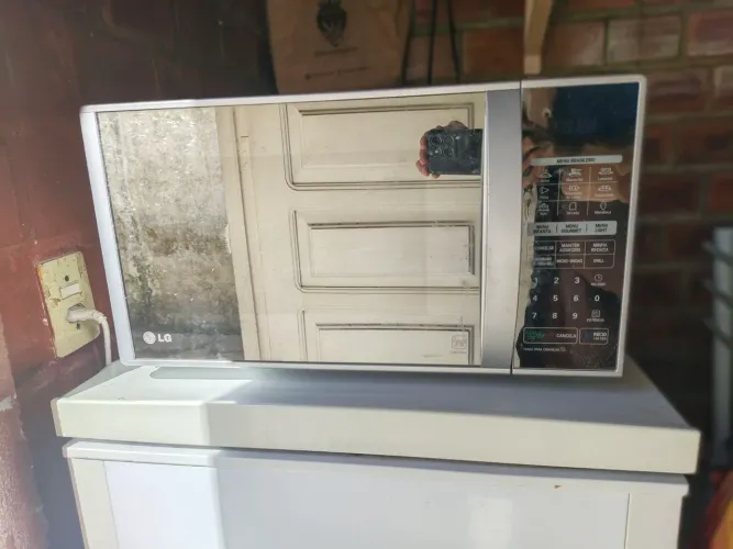 Micro-ondas LG 30L MH7053RA - painel com defeito