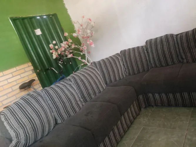 Sofá L de fabrica com algumas coisas pra fazer