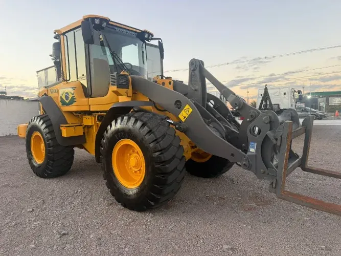 PA CARREGADEIRA VOLVO L60FCOM GARFO PALETEIRO  ANO 2023  