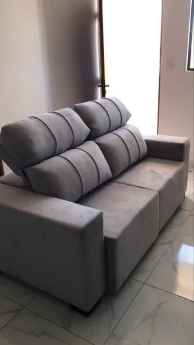 Sofá retrátil e reclinável mede 1.80