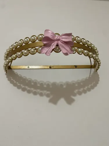 Dossel dourado de pérolas com laço