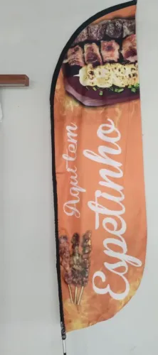 Vendo Flybanner com a frase: AQUI TEM ESPETINHO + HASTE DE ALUMÍNIO E BASE DE PLÁSTICO