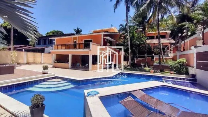 VERDE VALE - MANSÃO CINEMATOGRÁFICA À VENDA/ 5 SUÍTES /TERRENO COM 2000 M ² EM CONDOMÍNIO