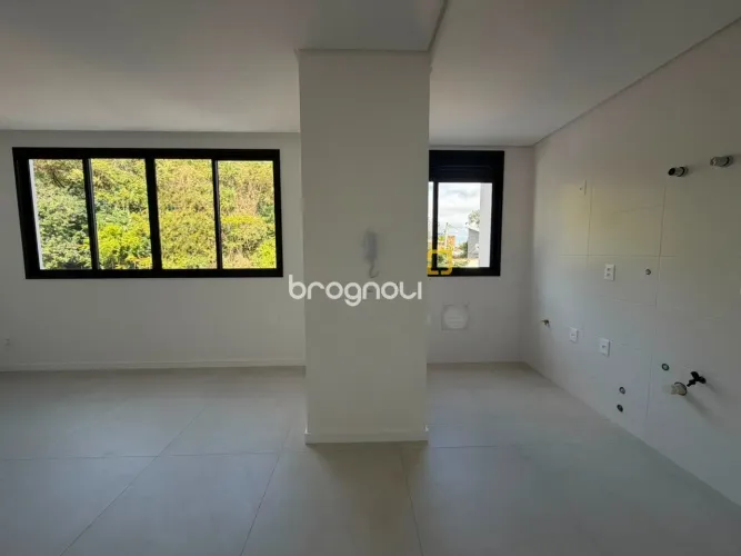 Apartamento de 02 dormitórios sendo 01 suíte em Coqueiros, Florianópolis/SC