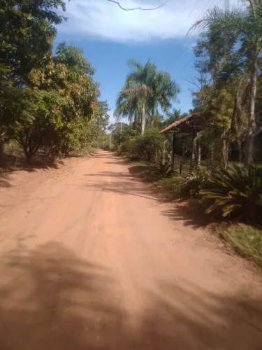 Chácara com 2.400m2 localizada na divisa de Senador Canedo com caldazinha.
