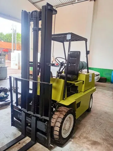 Empilhadeira Clark C300