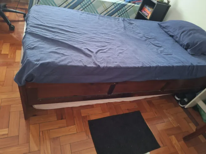 Cama de madeira com gavetas 