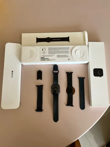 Apple Watch SE 2Gen 44mm (com caixa, carregador e pulseiras extra)
