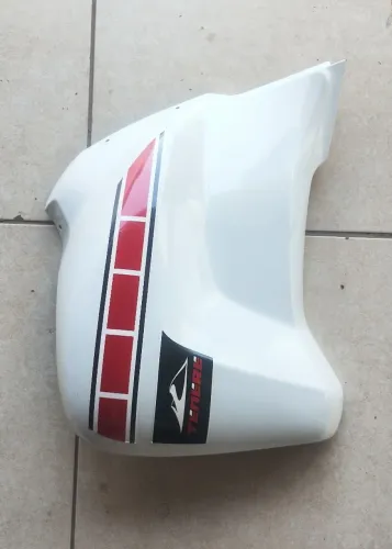 Aba/carenagem esquerda do tanque da Yamaha XTZ 250 Ténéré ano 2011 até 2015