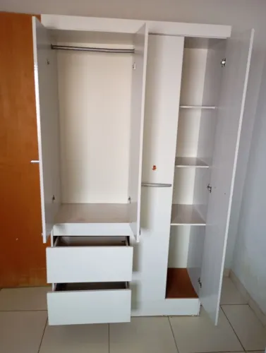 Quadra roupa infantil com pequeno detalhe no rodapé semi novo 