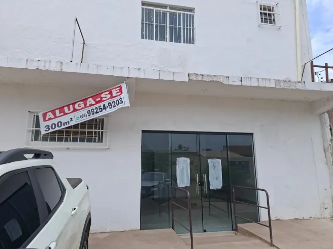 Sala comercial térrea e grande sala sobreloja
