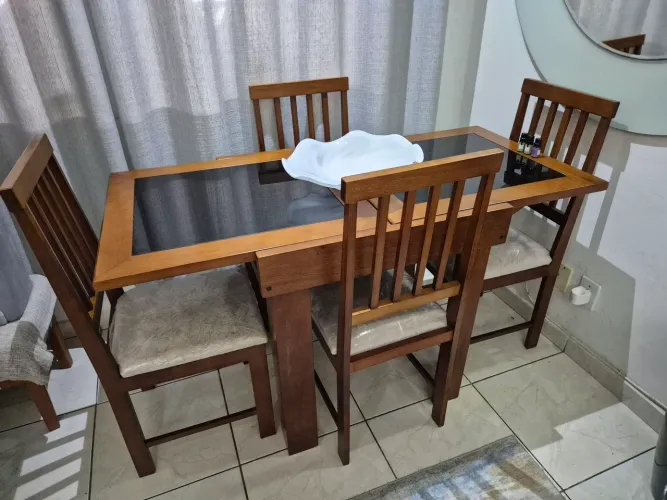 MESA MADEIRA MACIÇA RETRÁTIL COM 4 CADEIRAS