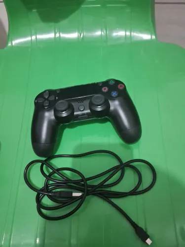 Controle com fio de PS4 compatível.
