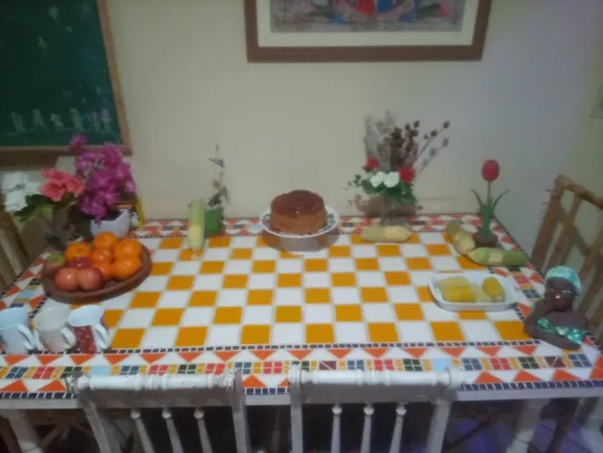 Mesa Artesanal Alta com Tampo em Mosaico - Desapego