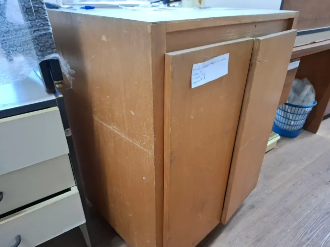 ARMÁRIO MADEIRA 2 PORTAS E NÃO TEM PRATELEIRAS INTERNAS COM RODINHA 85A X 65L X 61P