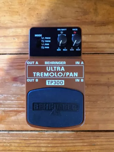 Pedal Behringer Ultra Tremolo / Pan TP300