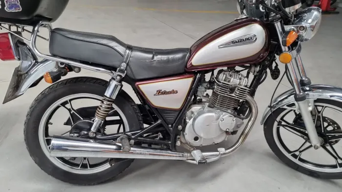 Intruder 125 em excelente estado