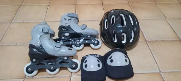 Vende-se patins infantil ajustável semi novo número 34 com acessórios