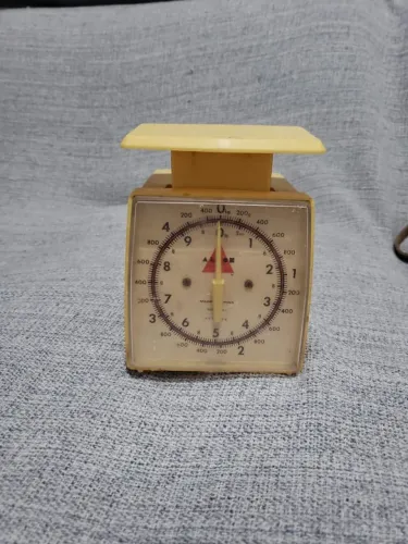 Balança Analógica Antiga Vintage Amarela De Cozinha