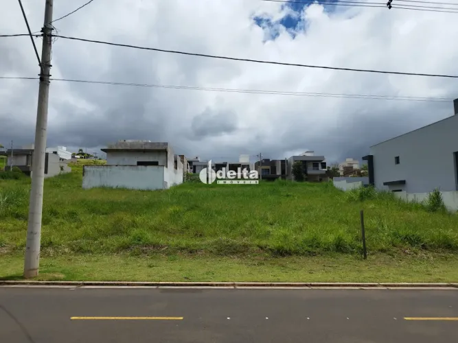 Terreno em condomínio disponível para venda no bairro Granja Marileusa em Uberlândia-MG
