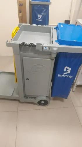 Carrinho funcional de limpeza Bralimpia com baldes completo