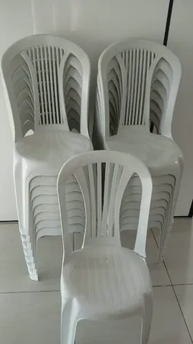 Conjunto 17 cadeiras de plástico - avariadas no braço