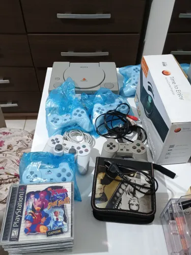 PS1 com projetor 600 lumens diversos jogos paralelos e vários controles