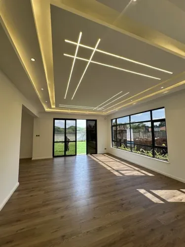 Tudo em gesso drywall pintura e vidros temperado