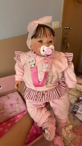 Bebê Reborn Super Realista + vários acessórios - FEITA A MÃO ARTESANAL 