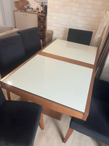 Mesa extensível com seis cadeiras.