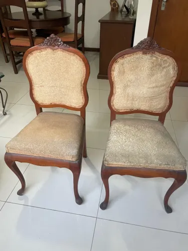 Vendo Par de cadeiras estilo Luís XV, em madeira maciça, com entalhes e estofamento.