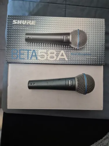 MICROFONE SHURE BETA 58A ORIGINAL. ACOMPANHA CAIXA, MANUAL E ADAPTADOR PRA CACHIMBO.