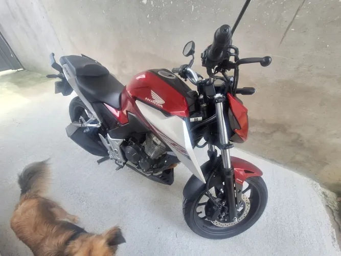 Vendo moto semi nova.