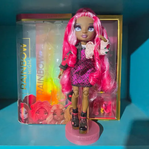 Boneca Daria Roselyn Rainbow High Completa com Caixa