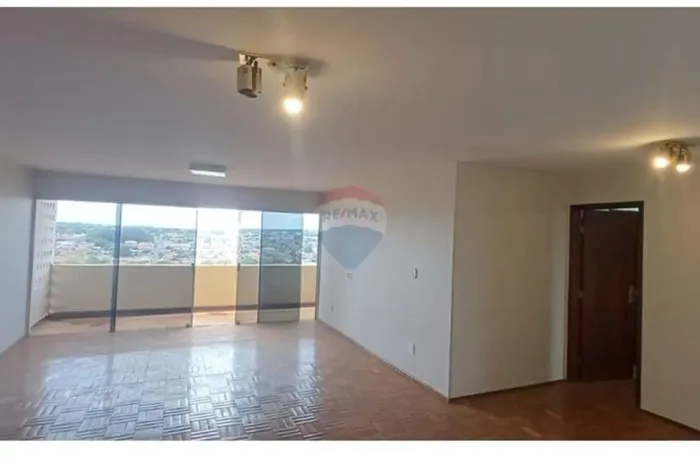 Apartamento À Venda, Com Quatro Quartos No Centro Em Ituiutaba - MG.