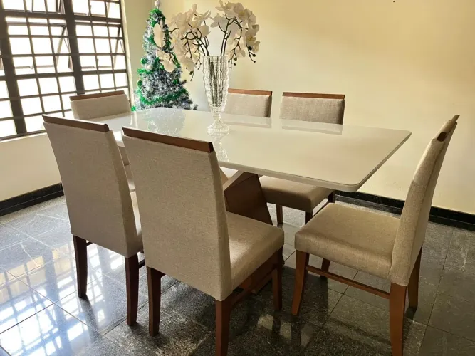 Mesa linda de madeira