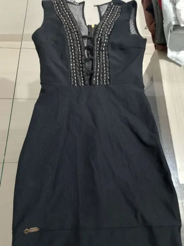 Vestido Preto com Pedraria e Decote 