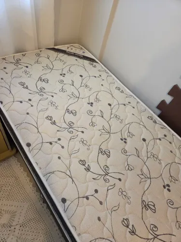 Vendo colchão de solteiro Ortobom de molas 0,88x1,88x0,20, em muito bom estado.