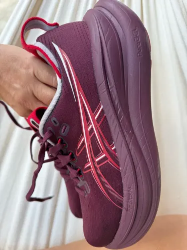 Vendo tênis de corrida nimbus 28 na garantia.