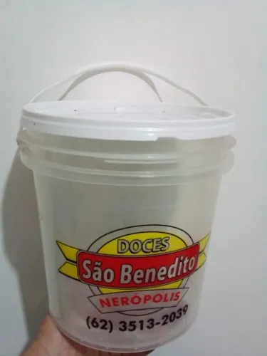 Vendo baldes novos 5kg caixas de plástico e papelão preço 7 reais 