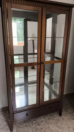 Conjunto de móveis antigos em madeira