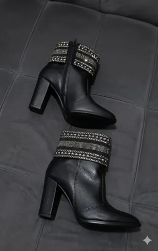 Bota Beira Rio Preta com Strass - Salto Alto Elegante ?